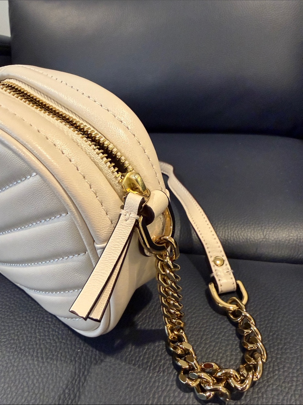 Tory Burch KIRA CHEVRON CAMERA BAG. Like New! - Picture 8 of 11